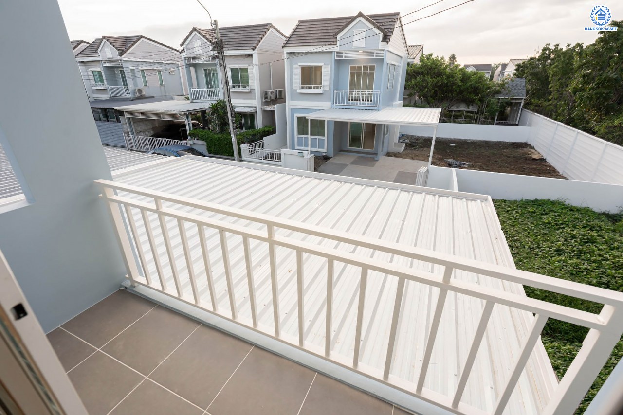 บ้านมือสองตกแต่งใหม่ โครงการ เดอะวิลเลจ แจ้งวัฒนะ-ติวานนท์ หลังมุม เนื้อที่ 55 ตร.ว. ดีไซน์ตอบทุกไลฟ์สไตล์ ฟังก์ชัน 3 ห้องนอน 2 ห้องน้ำ จอดรถได้ 2 คัน Living ชั้นล่างกว้างขวาง สามารถกั้นเป็นห้องเพิ่มได้สบาย ๆ บนทำเลติดถนนใหญ่ เชื่อมต่อทุกเส้นทาง ใกล้รถไฟฟ้าสายสีชมพู "สถานีแจ้งวัฒนะ-ปากเกร็ด28" และจุดขึ้นทางด่วน "ศรีสมาน"